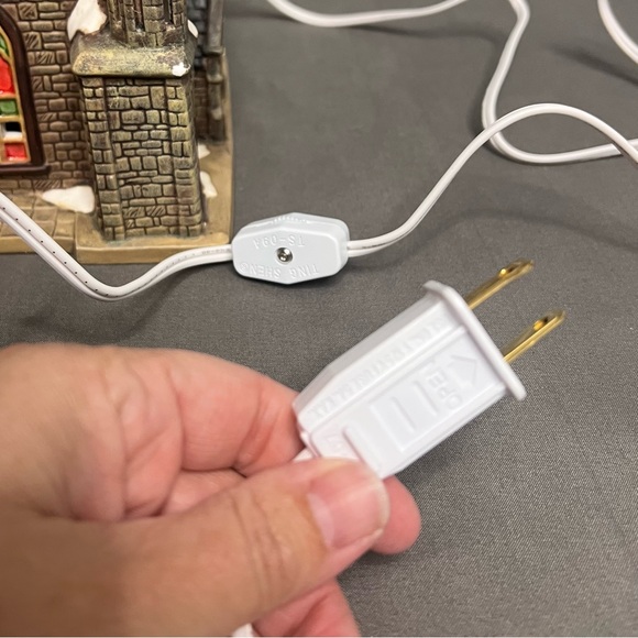 Holy Angels Cathedral Santa’s Workshop Collection 2000 W/ Light 7x8x11” - Picture 10 of 13